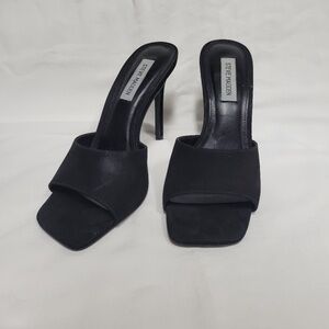 PRE-OWNED STEVE MADDEN SIGNAL SANDALS